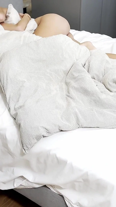 Karım orta yaşlı seksi arkadaşıyla eve geldi ve işler hızla kızıştı, ppov