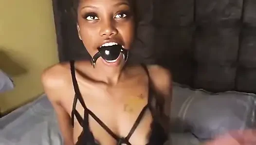 Afrikalı güzel BDSM çekimi için can atıyor