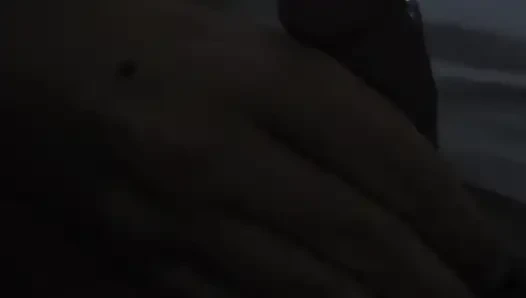 Yaramaz orta yaşlı seksi kadın mastürbasyon yapıyor