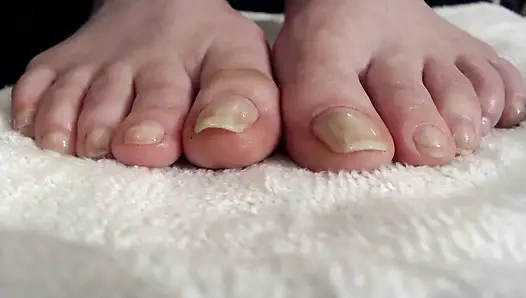 Uzun doğal ayak tırnakları yağlanmış ayaklar