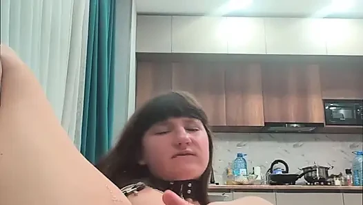Amatör azgın 18 yaşındaki kız durmadan meme ucu kıskaçlarına boşalıyor anal tıkaç sert bdsm mastürbasyon