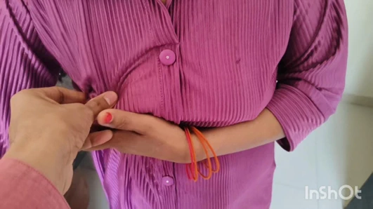 Büyük üvey kız kardeşim kızdı, tek kişilik yatağı paylaştık, tam Hintçe ses