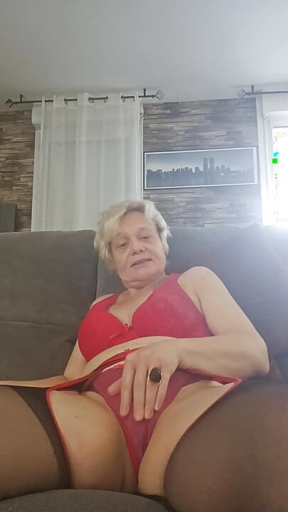 Gel ve iyi bir orospu gibi vajinamı ve popomu ye.