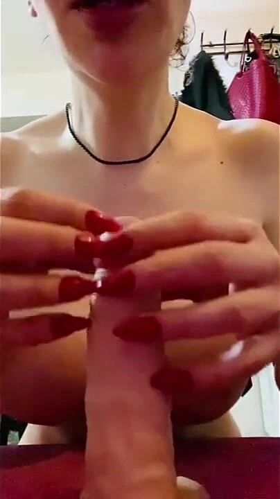 Dildo göğüslerimin arasına giriyor ve emiyor