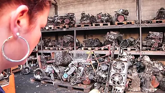 Kırık araba mı? Sikişmek için tamirciye ver