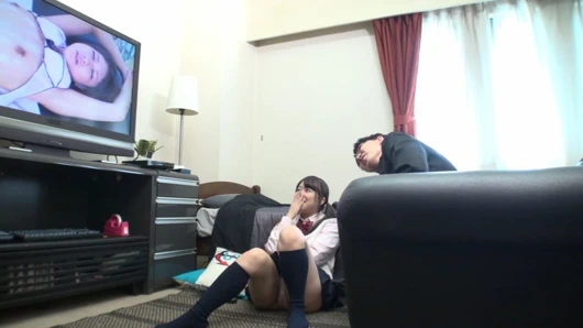 Sınıfımdan bir kız porno izlemek için evime geldi ama pantolonunu çok ıslatdı 3