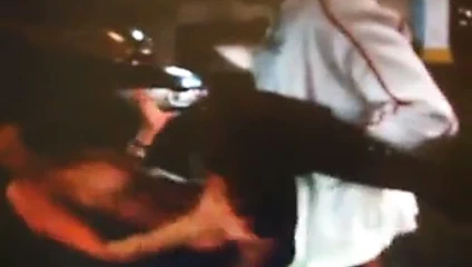 Güzel Fransız amatör ile siyah dev horoz içinde bir parking