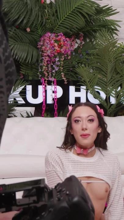 Знаковый момент из "Миниатюрная шлюшка мудрая охотник зацепляется с Bryan Gozzling!"