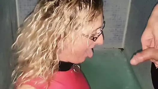 Pembe lateks elbiseye işeyen altın duş. mike ve lisa