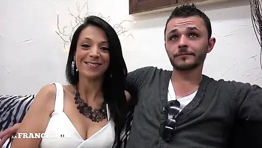 Güzel ve seksi esmer sürtük üçlü grup sekste sert sikiliyor