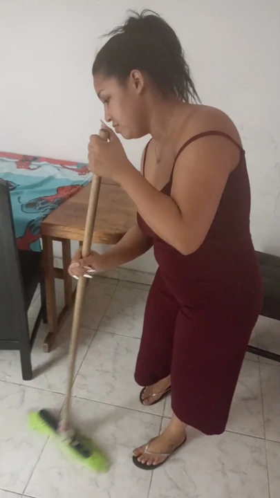Karım evi temizlerken ona sikimi emmesini söylüyorum, ama komik bir şey oluyor | Klip 1