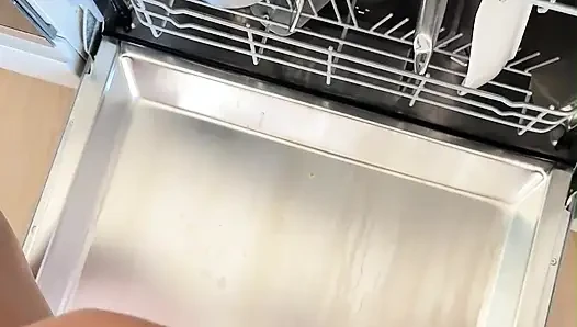 Çiş sapıklığı ve büyük memeli şişkin genç kız her yere işiyor: yıkıcı bakış açısı dairemin etrafında işiyor