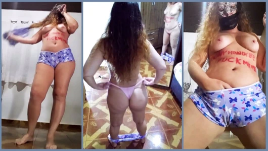 Kıyafetlerini, mavi bebek şortunu ve pembe külotunu çıkarıyor