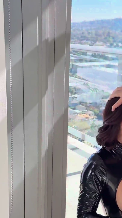 Deri giymiş ateşli oryantal sürtük Nicole Doshi Christian Clay tarafından sert sikiliyor