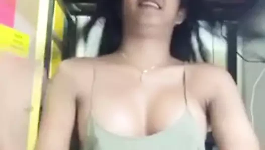 Seksi bir kız selfies.mp4 yapıyor