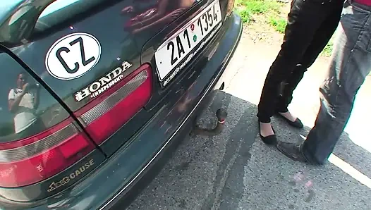 Edepsiz kız açık havada çifte sakso çekiyor