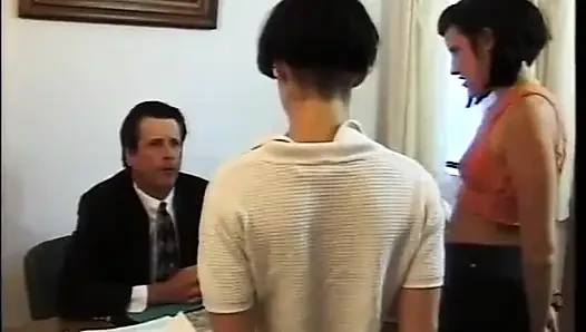 Adam üçlü grup seks sırasında içeride anal seks yapan iki azgın orospuyla sikişiyor