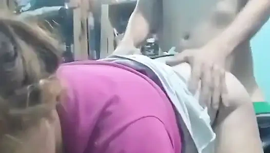 Götünü emiyor, cep telefonuyla kayıt yaparken onu domaltarak sikiyorum