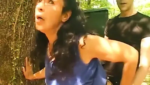 Gözlüklü Arap olgun açık havada sikiliyor