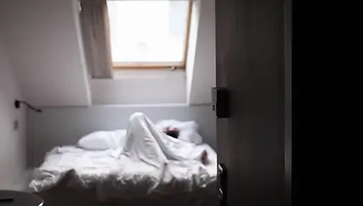 Bir arkadaşımı pansiyon odamda mastürbasyon yaparken yakaladım