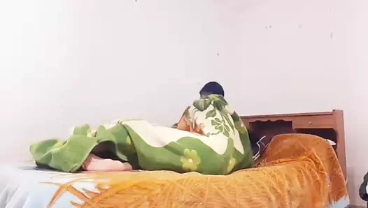 Onu yataktan çıkmadan önce sikişmeye ikna ettim, daha önce hiç olmadığı gibi inliyor.