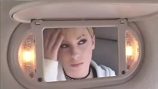 Siyah fileli sarışın güzel kadın göt deliğini ateşli adamın yarağının üstüne indiriyor