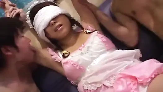 Genç kız aşıklar birbirlerinin ıslak amcıklarını yutuyor