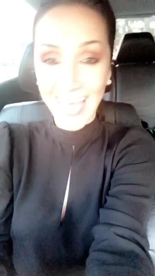 Sıcak esmer konuşurken ve yanıp sönen içinde onu araba