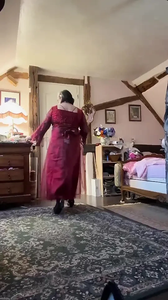 Parti için kırmızı gece elbisesi içinde giyinmiş