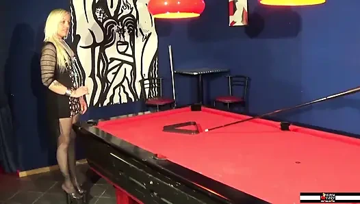 Шлюховатая мама-блондинка трахается и писает в бильярдной