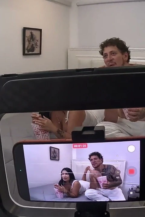 Kamera Arkası: Kayınbiraderi Porno Film Izlemem Için Bana Eşlik Ediyor Ve Sonunda Korunmasız Sikişiyoruz
