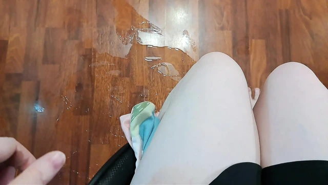 Sabunla sırılsıklam bir zeminde sandalyeye biniyor