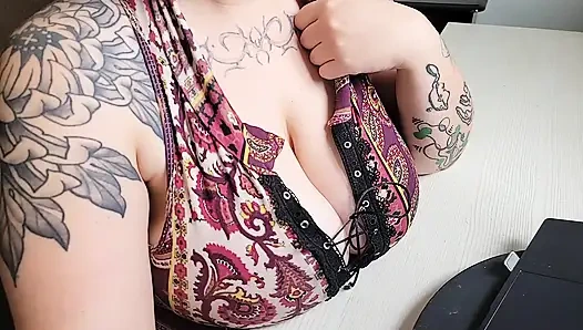 Ofis arkadaşı bakmana aldırmıyor