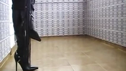 Deri çizmelerim ve kırbaçlarım