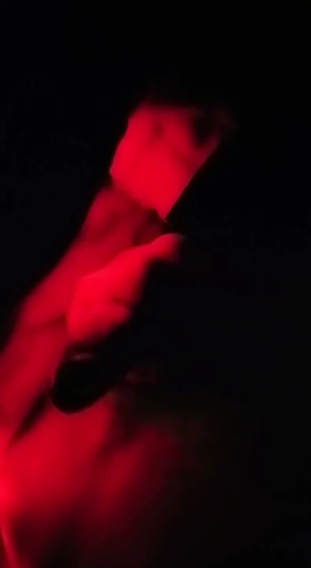 Kırmızı ışıklar altında mastürbasyon yapan genç