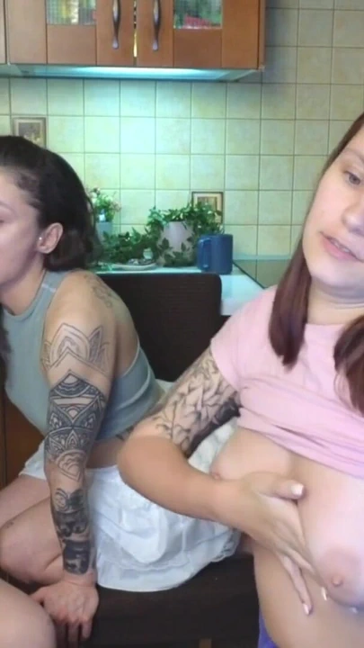 En sevgili üvey kız kardeşler dilleriyle derinden öpüşüyor | Klip 1