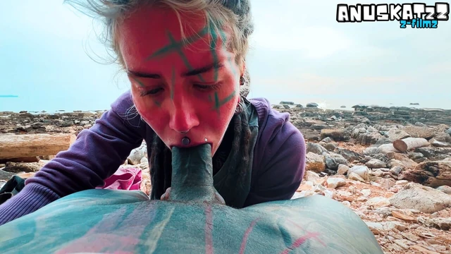 Сперма на лице, публичный минет приводит к грязной сперме на лицо