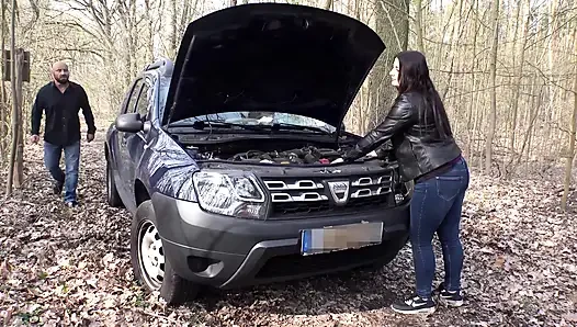 Kadın yarağını emiyor ve adam ona araba konusunda yardım ediyor