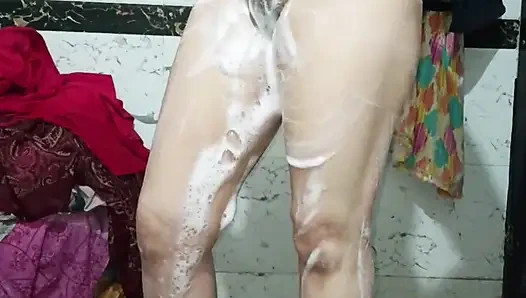 Priya bhabi ateşli vücut gösterisi