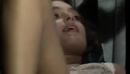 Мускулистый черный проникает в молодую белую красотку