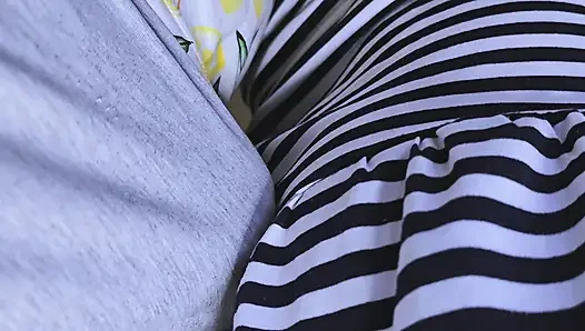 Yabancı adam metroda amına dokunuyor. Nakliyede iç çamaşırı giymiyor