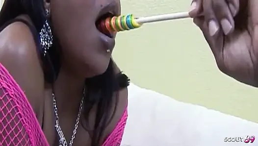 Büyük memeli zenci orta yaşlı seksi kadın üçlü sekste iki büyük zenci yarağı tarafından sert sikiliyor