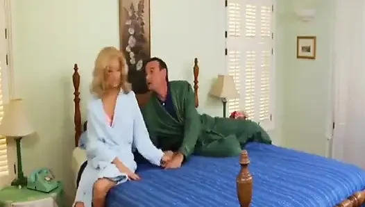 Sarışın orta yaşlı seksi kadın amcığını yalıyor ve tutkuyla sikiliyor