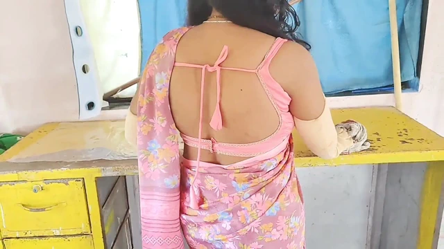 Bacaklarımı kaldırıyor ve desi tarzında ateşli bir teyze yapıyorum