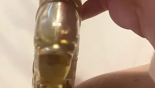 Orta yaşlı seksi kadın sert boşalıyor ve oyuncağının üzerinde yüksek sesle inliyor