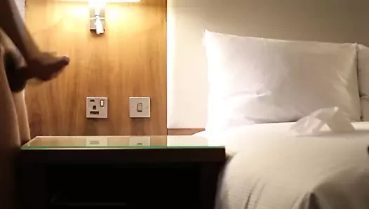 Bir otel odasında masada Cumming