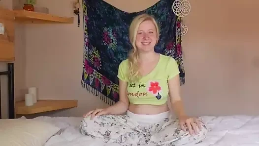 Anna mai doruk noktası için kendini sikiyor