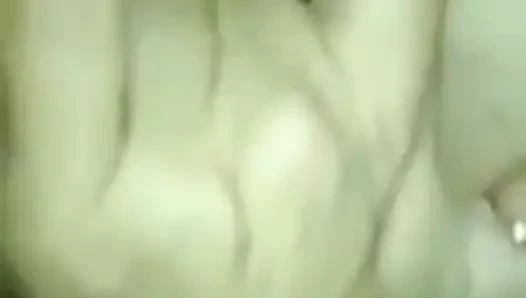 Hala azgın. evde daha fazla parmak