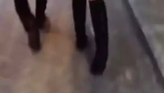 Asyalı kadın arkadaşıyla yürüyor