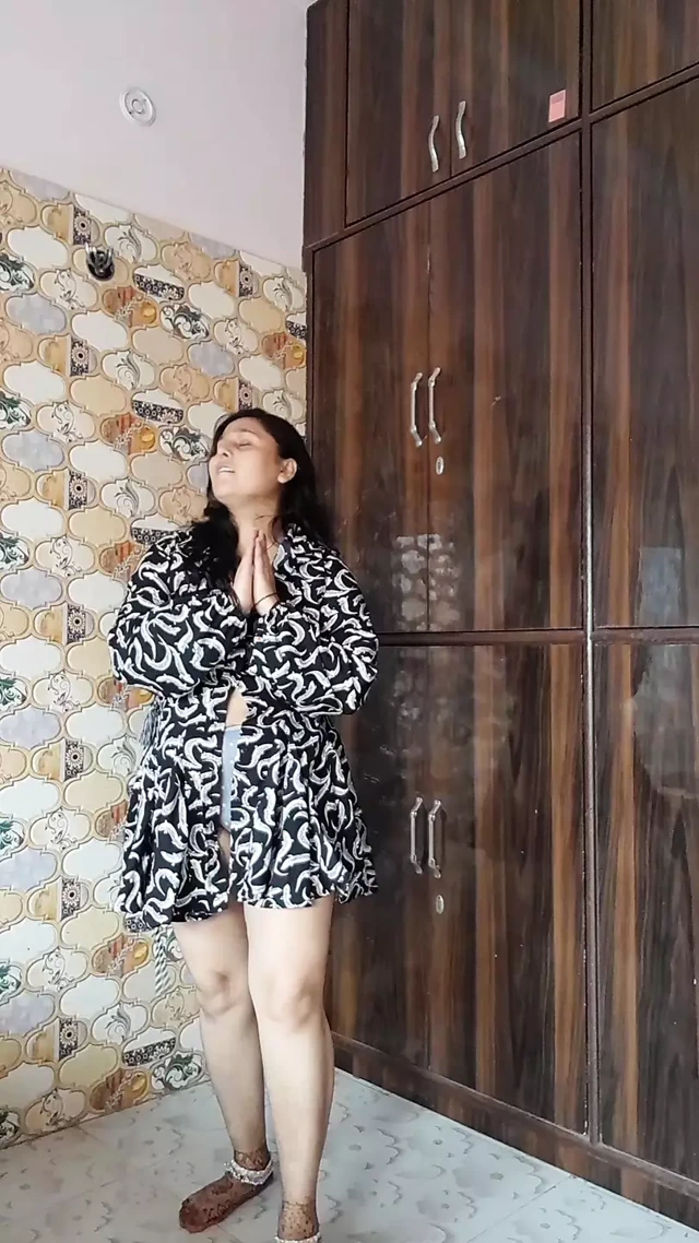 Puja hatun ateşli çıplak dans ediyor